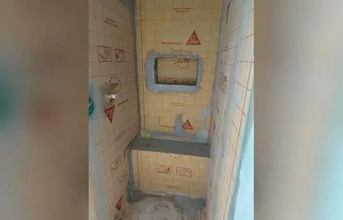 Abgedichtete Dusche mit Sitzbank und Nische vor der Belagsverlegung