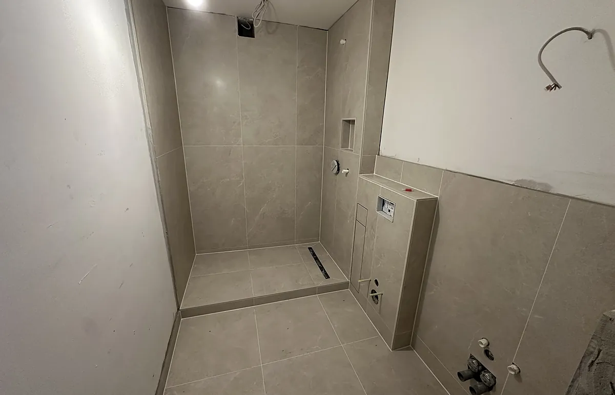 Fertiggestelltes Bad mit bodengleicher Dusche