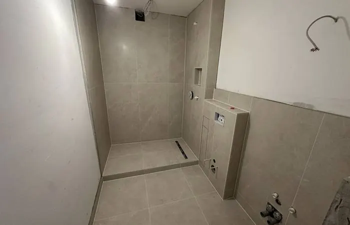 Fertiggestelltes Bad mit bodengleicher Dusche