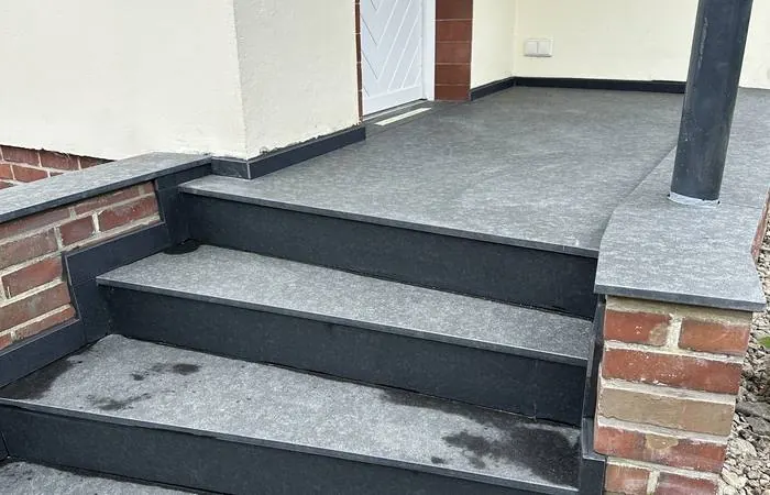 Fertiggestellte Außentreppe in Granit