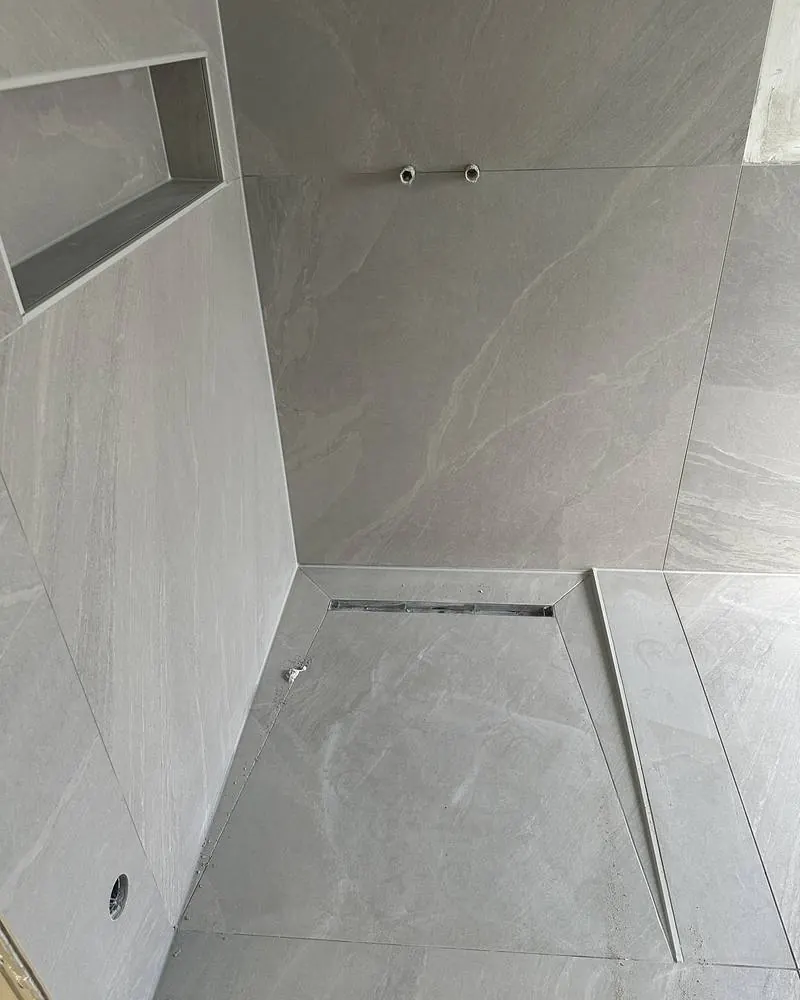 Dusche in Großformat mit bodengleicher Duschrinne